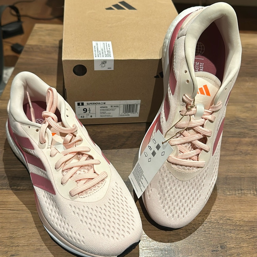 NWT brand 🆕beautiful Adidas Supernova tennis’s shoes with tags and box